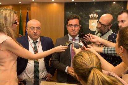 El concejal de Vox en El Ejido Juan José Bonilla, iqiuierda, junto al alcalde Francisco Góngora, del PP.