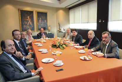 De izquierda a derecha, Rafael Montero, Rafael Martínez, José Roca, Francisco Pons, José Vicente Morata, Rafael Ferrando, José Luis Olivas, Arturo Virosque y José Vicente González durante su reunión ayer en Bancaja.