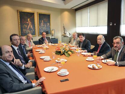 De izquierda a derecha, Rafael Montero, Rafael Martínez, José Roca, Francisco Pons, José Vicente Morata, Rafael Ferrando, José Luis Olivas, Arturo Virosque y José Vicente González durante su reunión ayer en Bancaja.