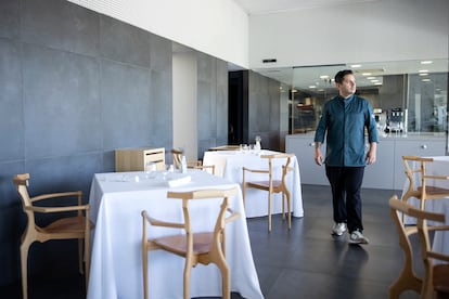 El chef Diego Gallegos en la sala de su restaurante.