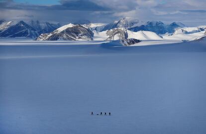 El cientfico chileno Ricardo Jana (i) y un grupo de exploradores militares rastrean un rea con GPS cerca de Higgins Nunatak en el Glaciar Unin, situado en las monta?as Ellsworth, en la Antrtida, el 29 de noviembre de 2018. Ocho investigadores participan en la primera actividad de la 55? Expedicin Cientfica Antrtica organizada por el Instituto Antrtico chileno (INACH) en el Glaciar Unin, que marca el comienzo de todas las actividades cientficas en el territorio para la temporada de verano. El Glaciar Unin, ubicado a 79 grados de latitud sur, es un largo glaciar convertido desde 2014 en el campamento base de la Estacin Polar Cientfica operada conjuntamente por el Instituto Nacional Antrtico de Chile (INACH) y las Fuerzas Armadas. 