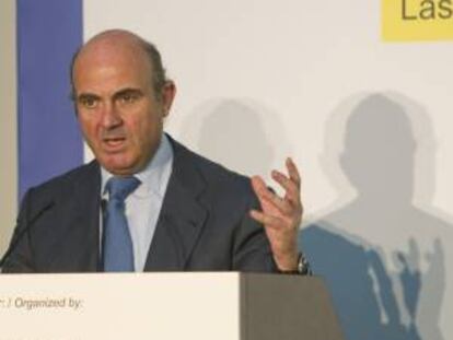 El ministro de Economía, Luis de Guindos, durante intervención en un encuentro con cerca de 250 inversores internacionales que participan en el salón inmobiliario de Barcelona Meeting Point