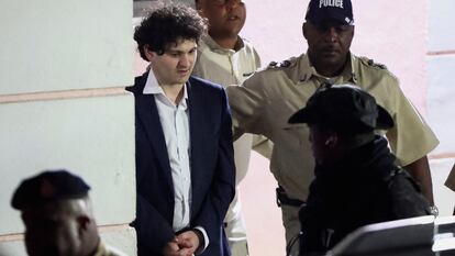 Sam Bankman-Fried, fundador de FTX, es acompañado a los juzgados tras su arresto en Nassau, Bahamas, el 13 de diciembre. 