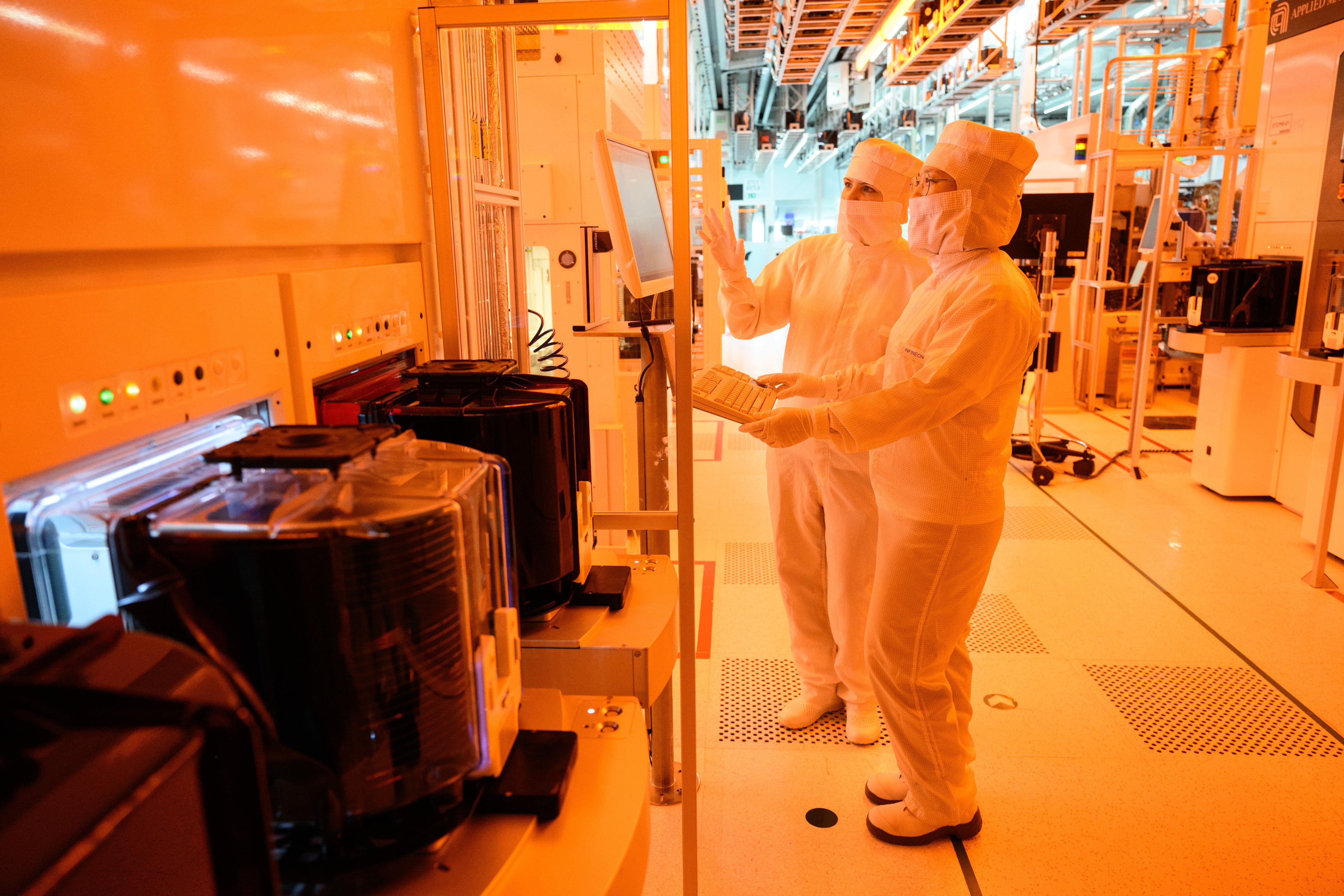 Empleados del fabricante de chips Infineon trabajan en la sala limpia de la fábrica de Dresde, Alemania, el 26 de abril de 2023.
