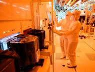 Empleados del fabricante de chips Infineon trabajan en la sala limpia de la fábrica de Dresde, Alemania, el 26 de abril de 2023.