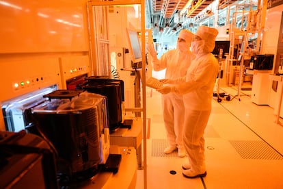 Empleados de una empresa de fabricación de chips en Dresde (Alemania). 