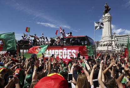 Miles de seguidores reciben a la selección portuguesa durante su recorrido por la céntrica plaza de Marqués de Pombal. Portugal festeja hoy el primer título de selecciones de Portugal, después de conquistar la Eurocopa al vencer a Francia por 1 a 0 en la prórroga.