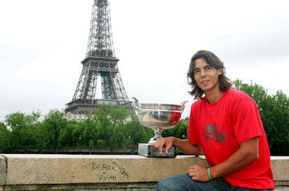 Nadal posa con el trofeo ganador de Ronald Garros 2005, frente a la Torre Eiffel.