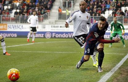 Enrich y Abdennour observan el esférico.