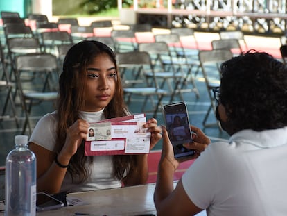 Una beneficiaria del programa de bienestar Jóvenes Construyendo el Futuro recibe su tarjeta en Campeche.