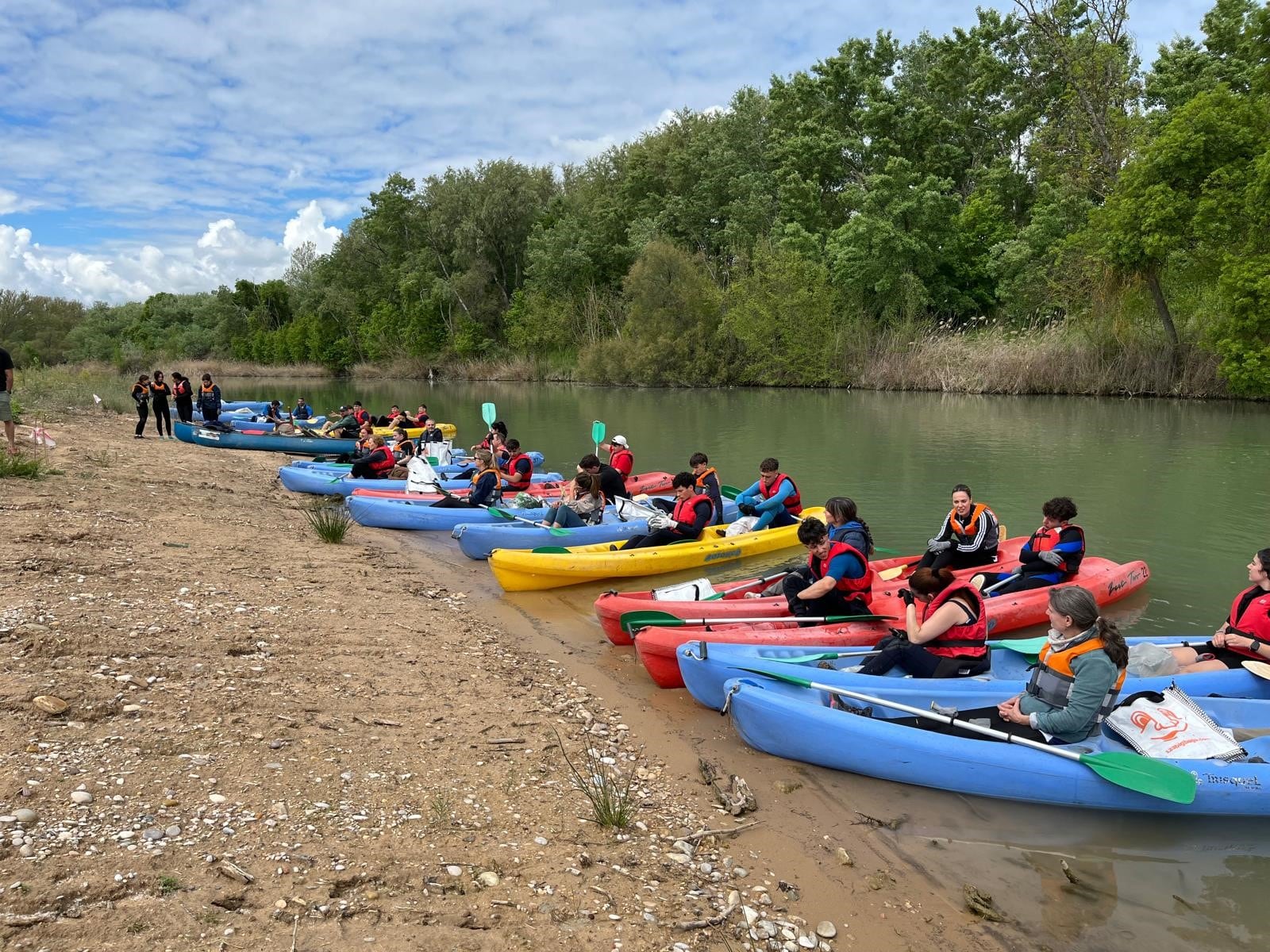 Cambiar los libros y las aulas por piraguas para sacar basura del río: alumnos de FP hacen prácticas en el Tajo