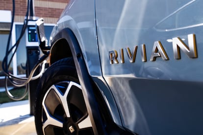 Un coche eléctrico de la marca estadounidense Rivian cargándose.