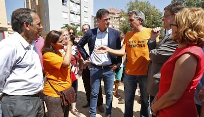 Pedro Sánchez y Ximo Puig con los directivos del AMPA del Cremona Mónica Gil y Javier Parrilla.