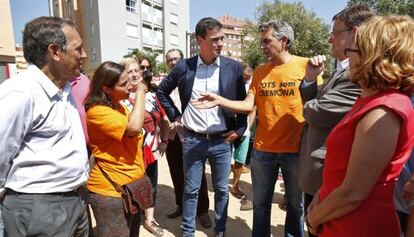 Pedro Sánchez y Ximo Puig con los directivos del AMPA del Cremona Mónica Gil y Javier Parrilla.