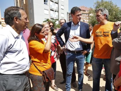 Pedro Sánchez y Ximo Puig con los directivos del AMPA del Cremona Mónica Gil y Javier Parrilla.