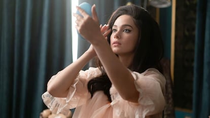 A massive bouffant, black eyeliner and false eyelashes accompany Priscilla, even on the day her water breaks. Courtesy of A24.