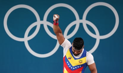 Keydomar Vallenilla Sánchez, de Venezuela, reacciona tras competir en halterofilia.