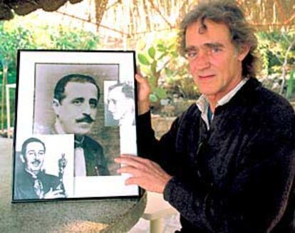 Tito del Amo muestra las fotografías de Disney, su supuesto padre español (centro) y su padre adoptivo estadounidense (derecha).