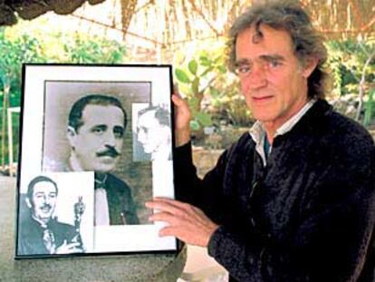 Tito del Amo muestra las fotografías de Disney, su supuesto padre español (centro) y su padre adoptivo estadounidense (derecha).