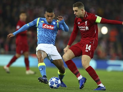 Henderson y Allan disputan el balón en Anfield.