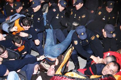 Carga de la policía antidisturbios contra los funcionarios de la policía, acampados en el Cantón Grande de A Coruña en protesta por los sueldos.