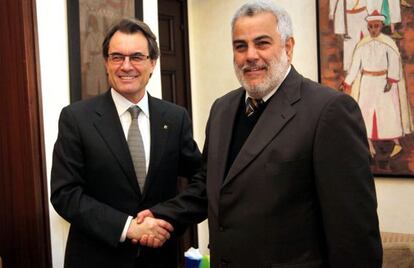 Artur Mas saluda a Abdelilah Benkirane, presidente del Gobierno de Marruecos.