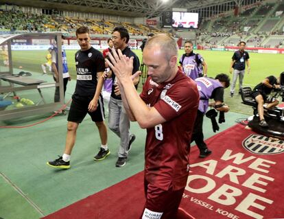 Andrés Iniesta saluda al público después de su debut.