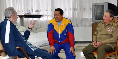 Hugo Chávez, entre Fidel y Raúl Castro, en el hospital de La Habana donde convalece.