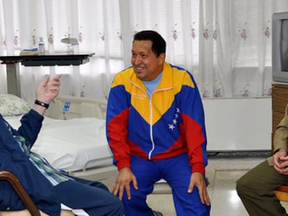 Hugo Chávez, entre Fidel y Raúl Castro, en el hospital de La Habana donde convalece.