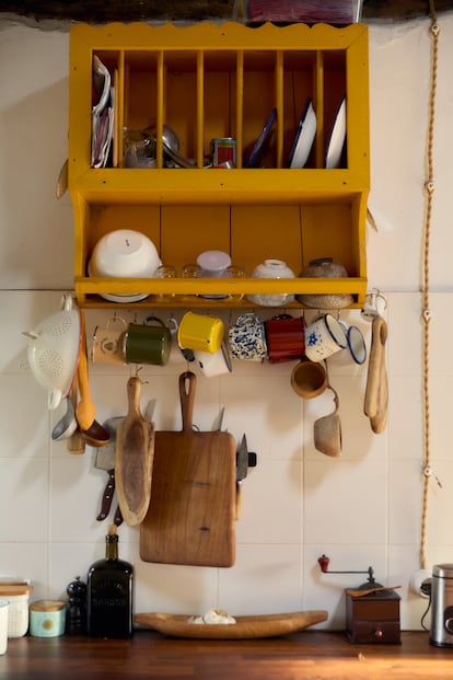 En este mueble viven las tazas y los platos de peltre y todo el ajuar de la cocina.