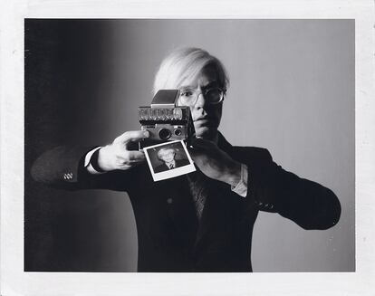 Oliviero Toscani, Andy Warhol with camera, 1974. Polaroid tipo 105