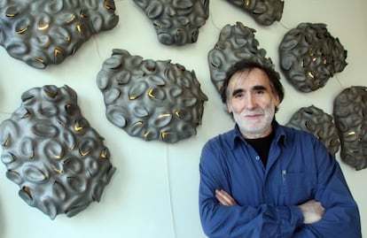Ángel Garraza posa ante su obra en la galería bilbaína donde expone.