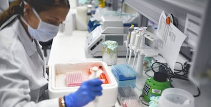 Una empleada trabaja en el Instituto de Investigación del Hospital Universitario La Paz en el que se desarrolla un proyecto de investigación sobre el coronavirus.