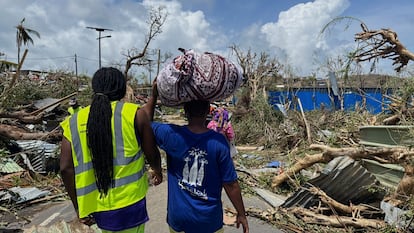 Dos personas caminan por una zona de la isla afectada por el tornado.