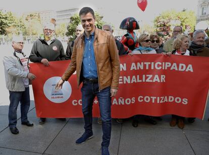 El secretario general del PSOE, Pedro Sánchez, antes de su participación en la manifestación celebrada en Madrid con motivo del Primero de Mayo.