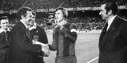 Johan Cruyff recibe el Balón de Oro en el Camp Nou, en 1975.