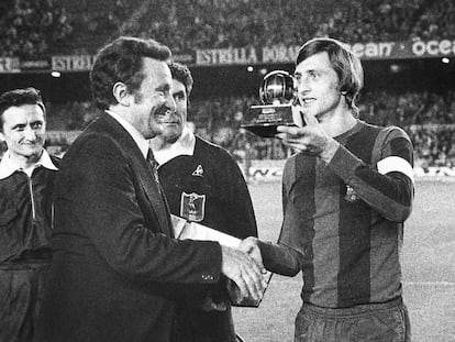 Johan Cruyff recibe el Balón de Oro en el Camp Nou, en 1975.