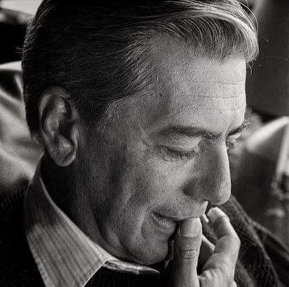 El escritor Mario Vargas Llosa en su casa de Lima, Perú, en 1989.