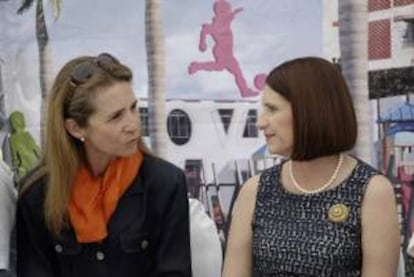 La infanta Elena (i) conversa con la primera dama panameña, Marta Linares de Martinelli (d), durante la inauguración del Centro de Atención Integrada del Movimiento Nueva Generación hoy, martes 16 de abril de 2013, en el barrio El Chorrillo de Ciudad de Panamá (Panamá).