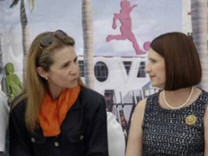 La infanta Elena (i) conversa con la primera dama panameña, Marta Linares de Martinelli (d), durante la inauguración del Centro de Atención Integrada del Movimiento Nueva Generación hoy, martes 16 de abril de 2013, en el barrio El Chorrillo de Ciudad de Panamá (Panamá).