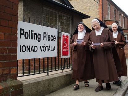 Monjas carmelitas se disponen a votar en un colegio electoral cerca de Dublín.