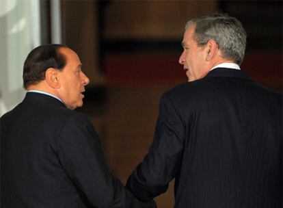 El presidente Bush toma de la mano a Silvio Berlusconi a su entrada ayer a la Casa Blanca.
