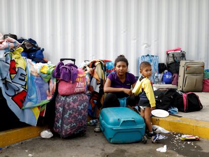 La migrante venezolana Juviamdy García, de 19 años, posa para una foto con su hijo Luian, de dos años, después de haber procesado sus documentos en el centro de servicio fronterizo ecuatoriano-peruano y antes de continuar su viaje, en las afueras de Tumbes, Perú, en enero de 2019.
