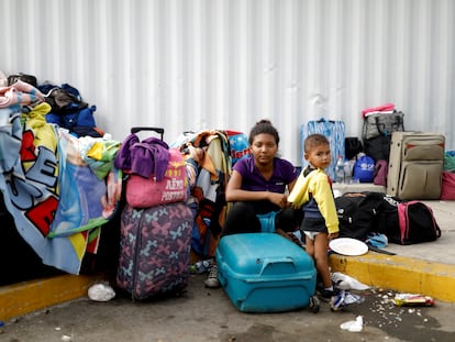 La migrante venezolana Juviamdy García, de 19 años, posa para una foto con su hijo Luian, de dos años, después de haber procesado sus documentos en el centro de servicio fronterizo ecuatoriano-peruano y antes de continuar su viaje, en las afueras de Tumbes, Perú, en enero de 2019.