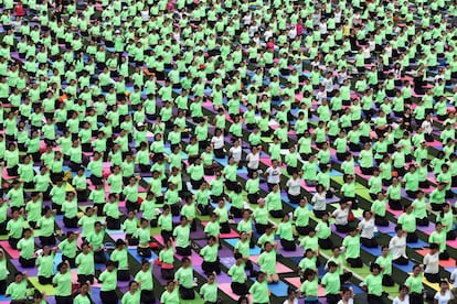 Celebración del Día Internacional del Yoga en Shenzhen (China).