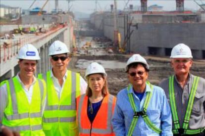 José María Orihuela (primero por la izquierda), durante su etapa como CEO de Sacyr Construcción, en una visita de Ana Pastor al Canal de Panamá