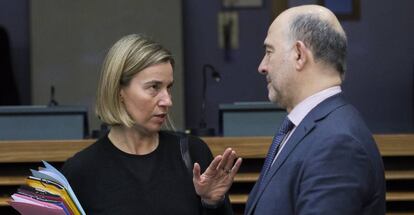 El comisario de Asuntos Económicos, Pierre Moscovici, conversa con la alta representante para la UE, Federica Mogherini, este miércoles.