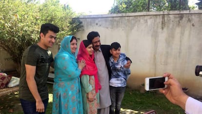 Malala Yousafzai (centro) com sua família em sua antiga casa da cidade paquistanesa de Mingora neste sábado.