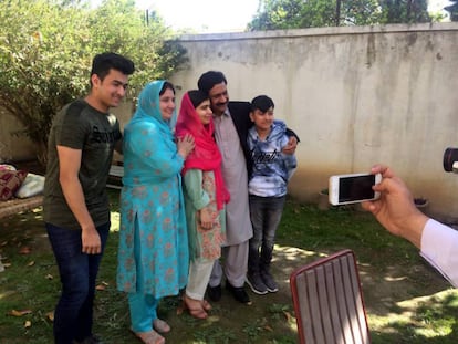 Malala Yousafzai (centro) com sua família em sua antiga casa da cidade paquistanesa de Mingora neste sábado.