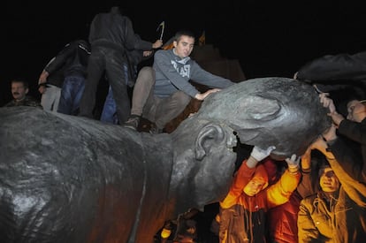 Un grupo de hombres destroza la estatua de Lenin en Járkov (Ucrania).